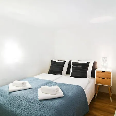 Lägenhet & Colorful With Air Conditioning