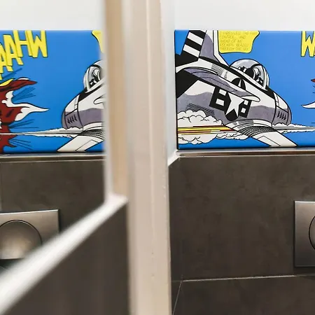 & Colorful With Air Conditioning Budapeste