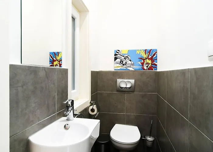 & Colorful With Air Conditioning Apartament